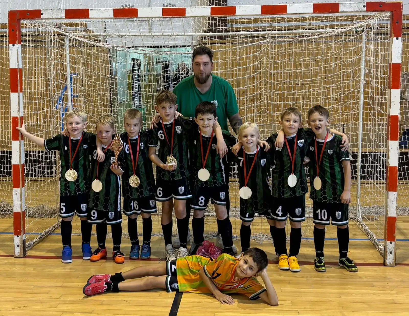 Mladší přípravka bílá zářila na Mikuláš Cupu. Pod trenérem Střílkem brala hned 3. místo!