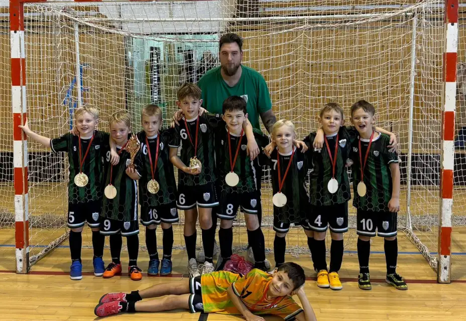 Mladší přípravka bílá zářila na Mikuláš Cupu. Pod trenérem Střílkem brala hned 3. místo!