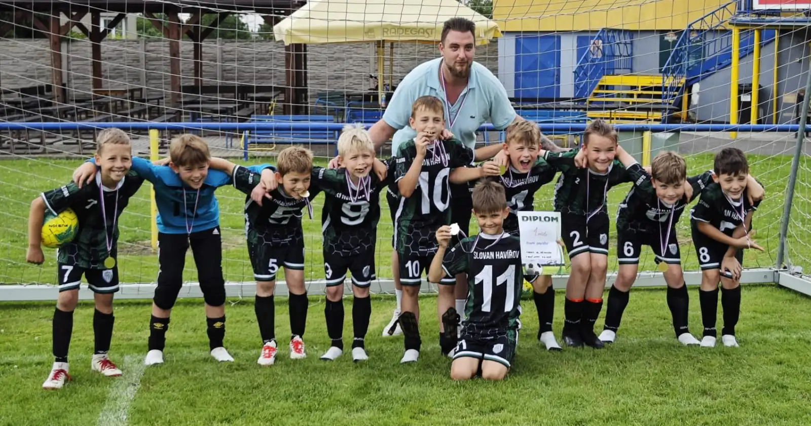 Bílí stihli ještě před slavnostním předáním medailí ovládnout turnaj v Dolní Lutyni!