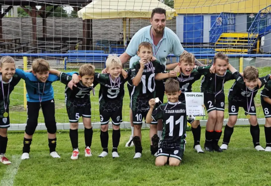 Bílí stihli ještě před slavnostním předáním medailí ovládnout turnaj v Dolní Lutyni!